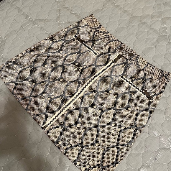 SHE & SKY~PYTHON~PRINT SKIRT~NWT~M - Picture 2 of 7